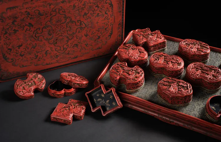 清乾隆御用剔彩職貢圖盒，估價港幣150萬至180萬元（約台幣620萬至744萬元）。邦瀚斯提供