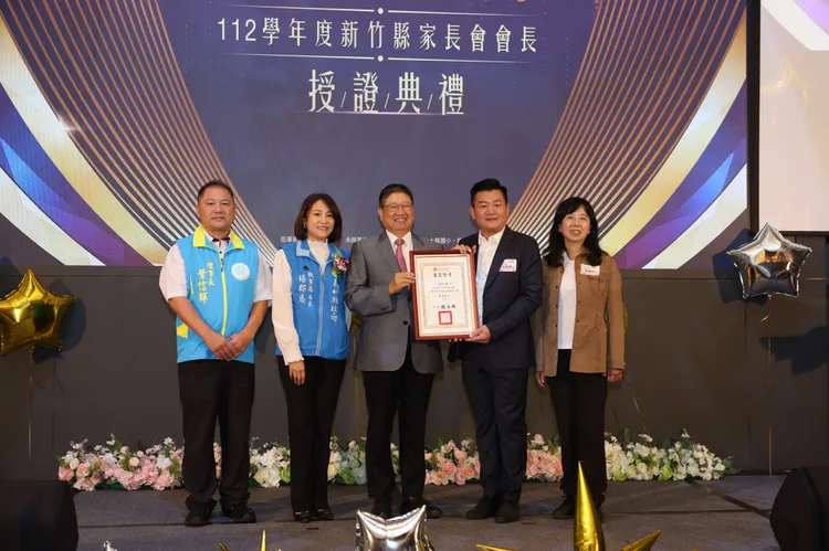 楊文科為新竹縣家長會長們授證。新竹縣府提供