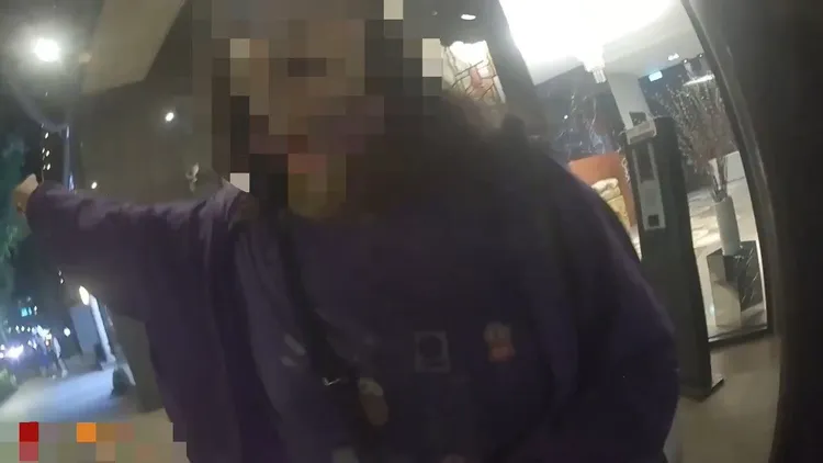 女子強辯沒違規，接下來想推開警員，結果遭壓制在地，事後反控警方執法過當。翻攝自臉書「爆廢1公社」