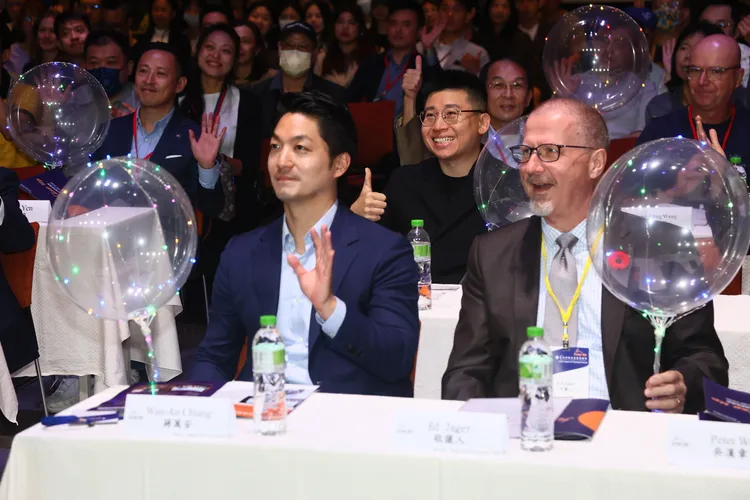 17 LIVE創辦人潘杰賢(中)與台北市長蔣萬安(左)出席台北國際創業節。彭欣偉攝