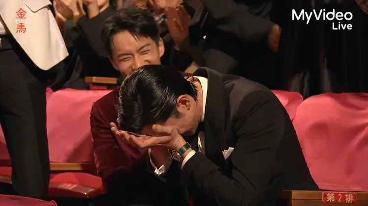 吳慷仁獲得金馬獎，感動到掩面哭泣。翻攝My Video直播