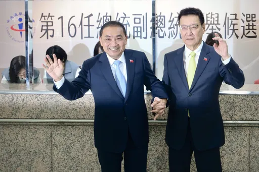 侯友宜攜手趙少康中選會登記　本土藍+戰鬥藍互補拚勝選