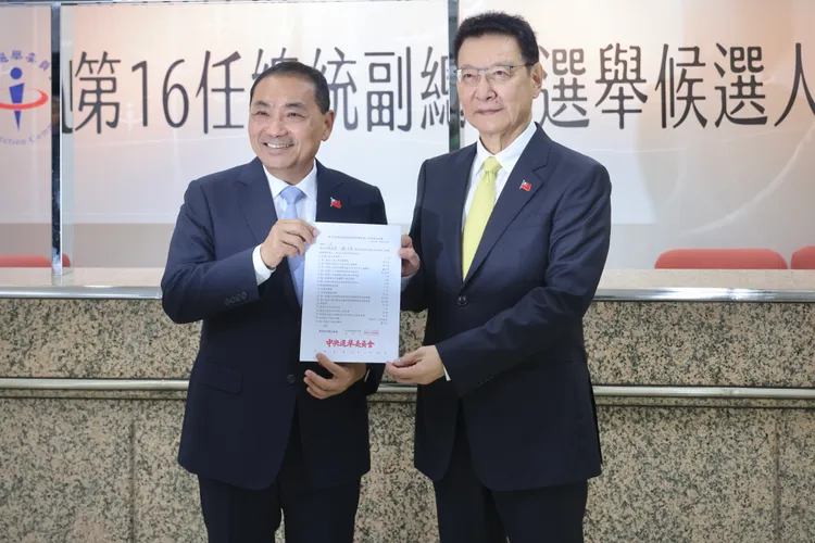 侯友宜與趙少康今天上午前往中選會登記。林林攝