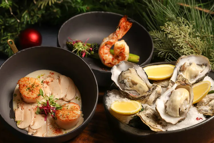 Robin's的三款全新配菜，左為「北海道干貝襯奶油白花椰菜」、上為「碳烤明蝦綴魚子醬」、右為「特選生蠔」。業者提供