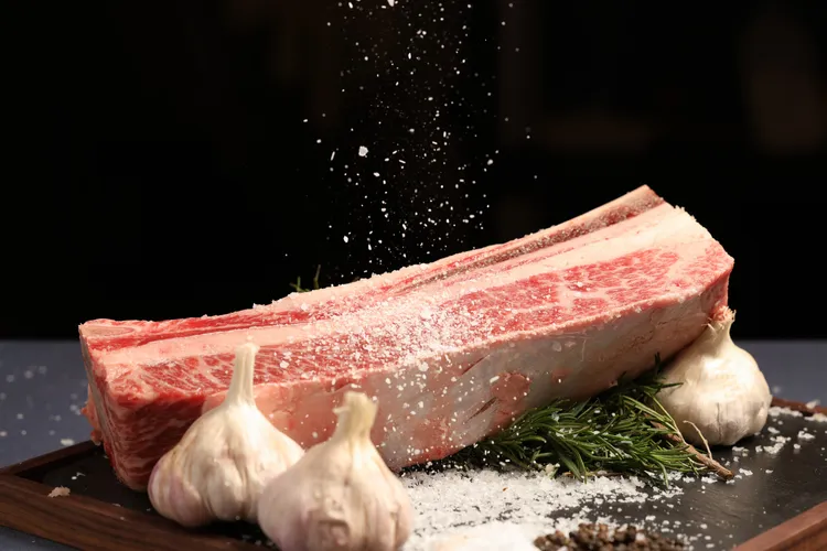 加長型美國帶骨牛小排是以直切方式呈現，30公分的長骨連接著完整牛排，視覺充滿震撼。業者提供