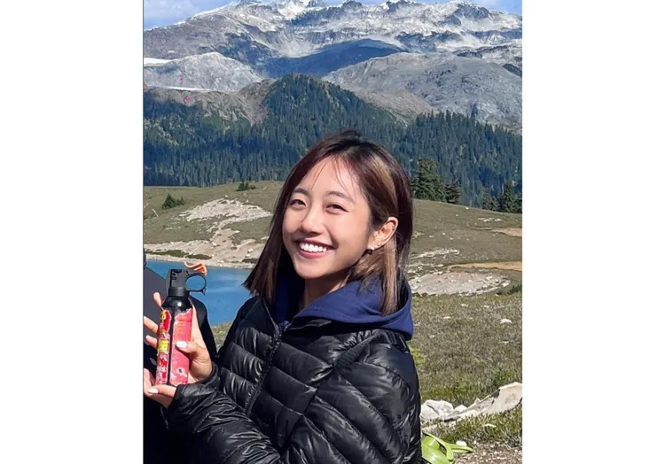 蔡佩軒登山自備「防熊噴霧」。可瑞思國際娛樂提供
