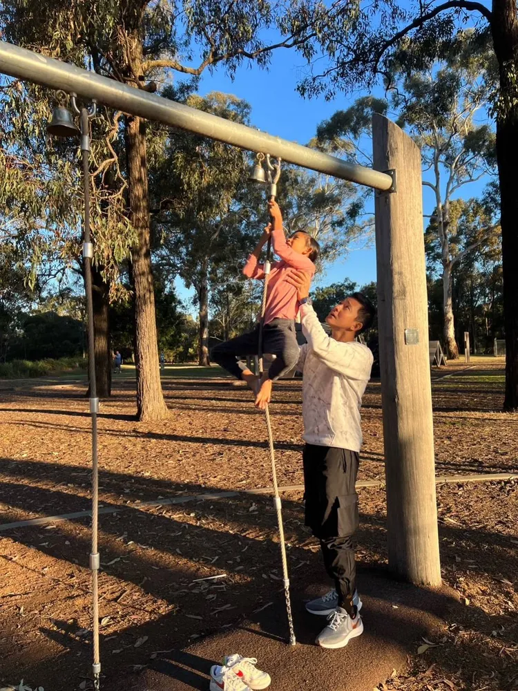 立威廉（右）抱起女兒Harper爬竿。Jim提供