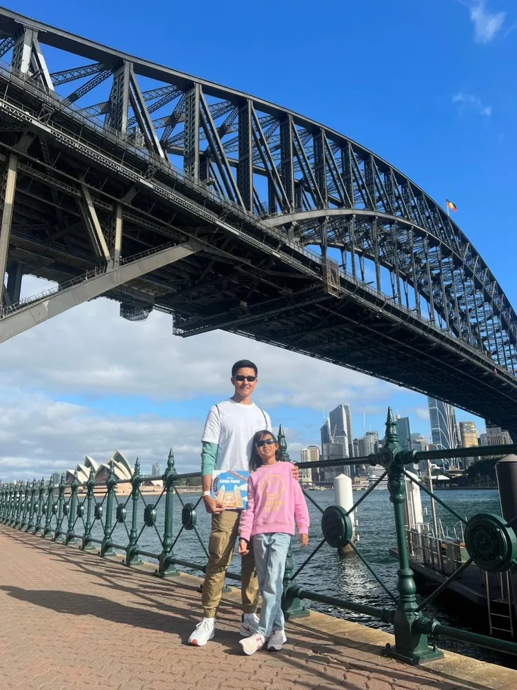 父女一塊玩遍世界。Jim提供