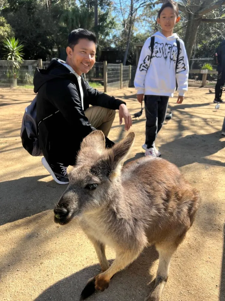 立威廉（左）和女兒Harper與袋鼠。Jim提供