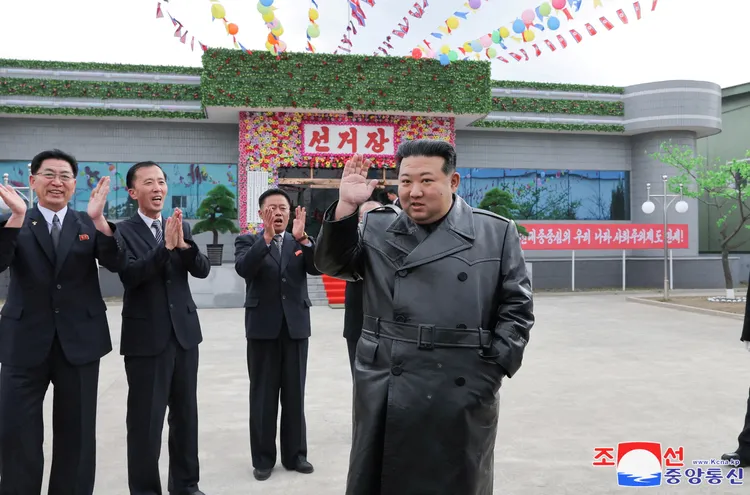 領導人金正恩投票後向民眾致意。路透社