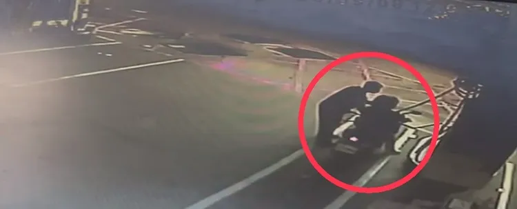 騎士趁隙自備油桶偷油。讀者提供