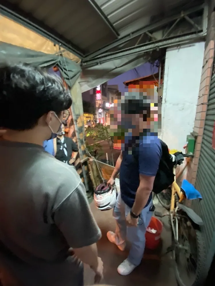 他步出家門發現員警尾隨，竟私闖民宅高喊「假警察要抓人」。讀者提供