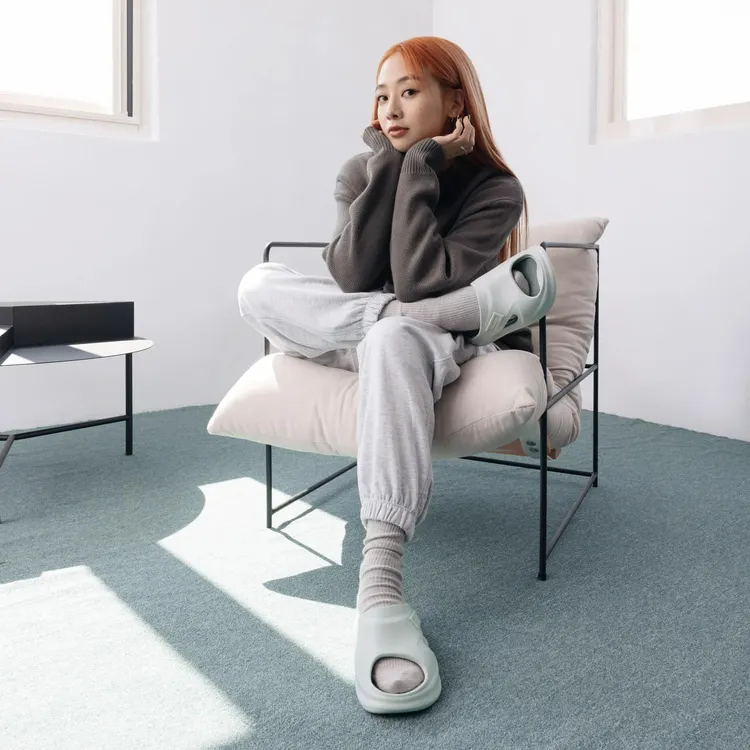 ONE BOY全新「踩屎感2.0流線型居家戶外兩用防滑拖鞋」，讓鬼鬼狂讚「舒適的鞋底，像一腳踩進狗屎裡！」翻攝吳映潔 Gemma Wu粉絲頁