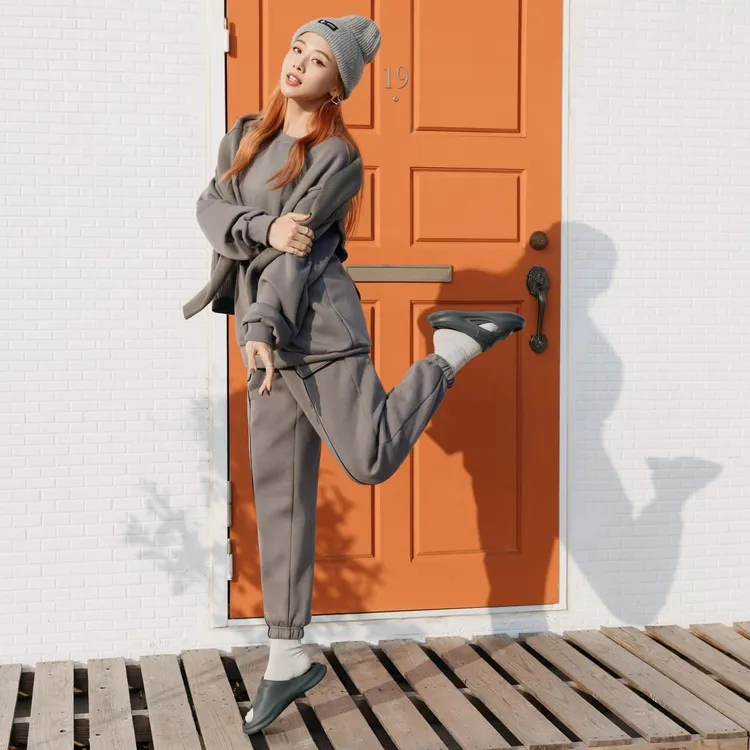 ONE BOY全新「踩屎感2.0流線型居家戶外兩用防滑拖鞋」，舒適有感百搭有型。翻攝吳映潔 Gemma Wu粉絲頁