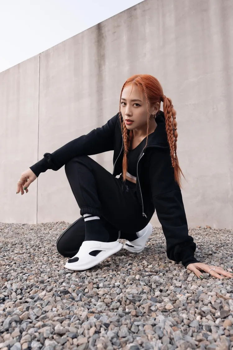 圖說：鬼鬼（吳映潔）代言國民品牌ONE BOY全新「踩屎感2.0流線型居家戶外兩用防滑拖鞋」。翻攝吳映潔 Gemma Wu粉絲頁