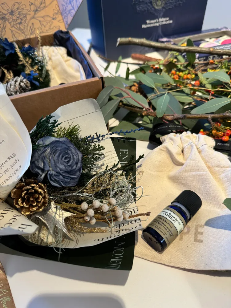 尼爾氏香芬庭園 x Wave Flower浪花花藝絲柏精油・永生花束耶誕禮盒，1500元。張家玲攝