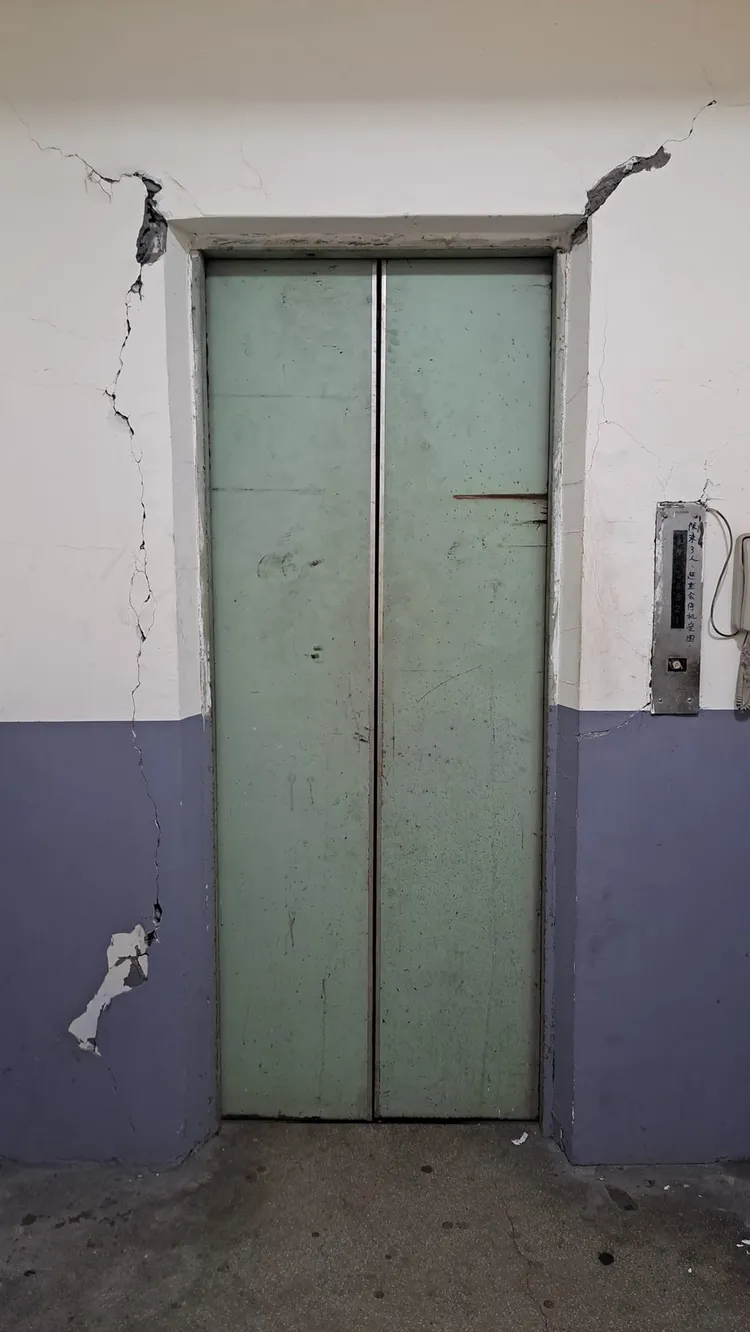 客人家住的大樓電梯外牆龜裂嚴重，連住戶也不敢搭。取自外送員的奇聞怪事