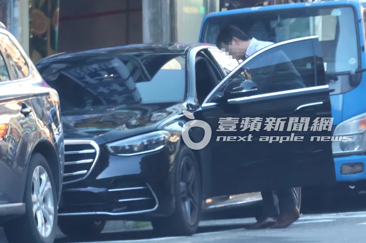 賴佩霞的司機兼保鑣將賓士S350d座駕停到路邊停車格。特勤中心攝