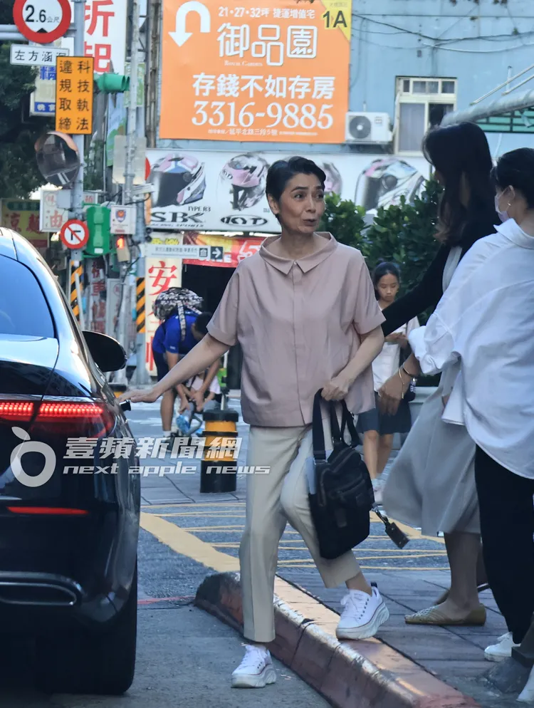 賴佩霞（左）與接待人員耳提面命後，跟女助理一起上車。特勤中心攝