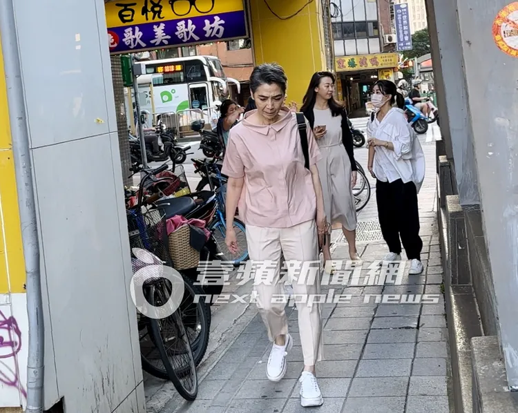 1小時後，賴佩霞與2名女助理步出服裝顧問公司。特勤中心攝