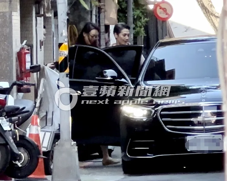 賴佩霞（右）搭上跟郭台銘價值1147萬Maybach同系車款、要價457萬元的賓士S350d豪華轎車。特勤中心攝