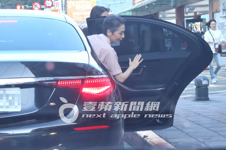 賴佩霞搭乘賓士S350d豪華轎車，移動到民權西路上的服裝造型公司，挑選戰袍。特勤中心攝