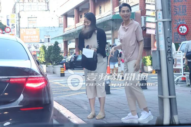 賴佩霞（右）跟女助理下車，來到大同區的服裝造型顧問公司。特勤中心攝