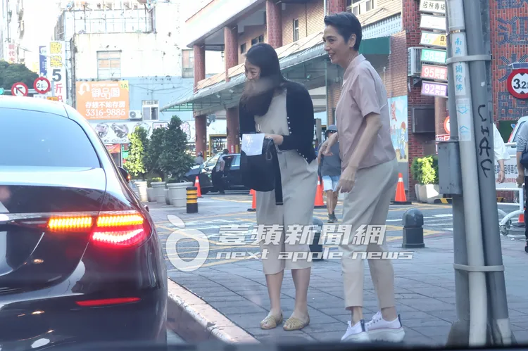 賴佩霞（右）與女助理下車後，示意司機去停車。特勤中心攝