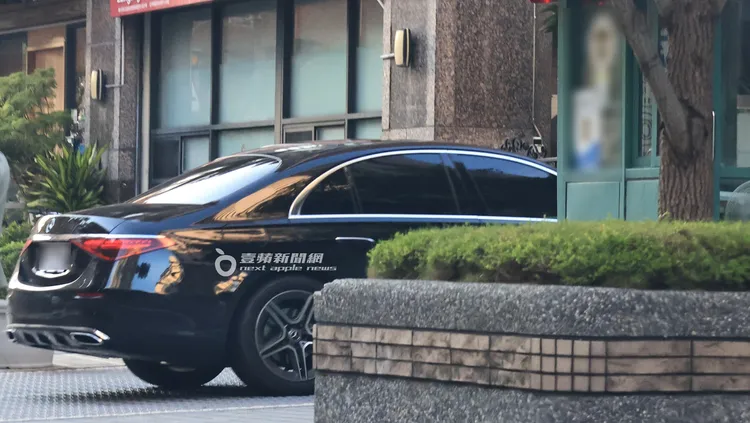 賴佩霞與女助理一起搭賓士車回到大直住處。特勤中心攝