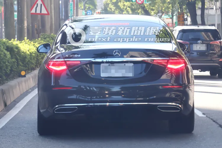 賴佩霞維安升級後，搭乘要價457萬元起的賓士S350d豪華轎車代步。特勤中心攝