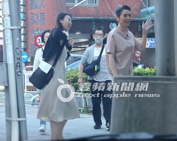 賴佩霞（右）熟門熟路的邊走邊揮手，向接待人員打招呼。特勤中心攝