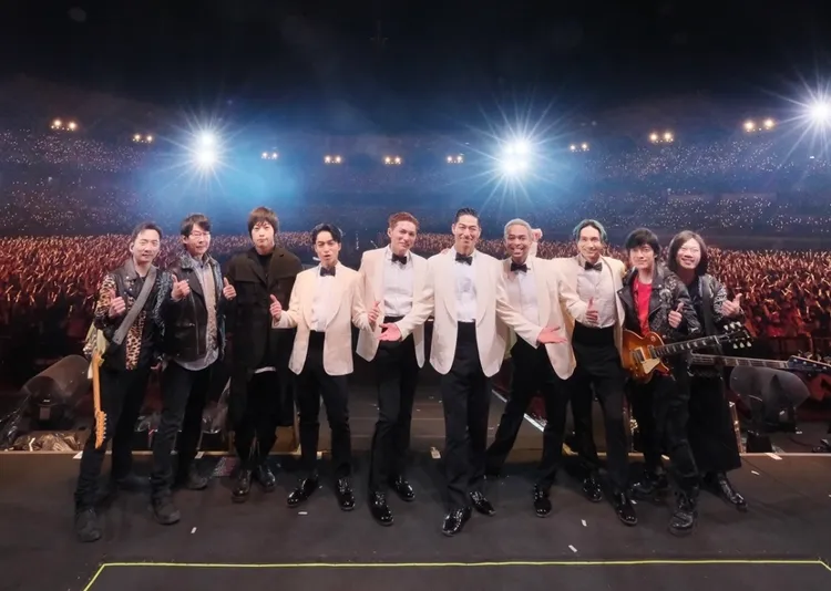 AKIRA（右五）去年代的放浪二勢力隊友，站台五月天的聖誕演唱會。翻攝AKIRA臉書