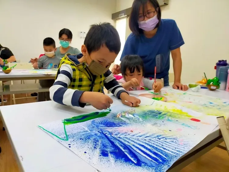 中衛在「台中市自閉症教育協進會」等3家公益團體開辦藝術治療課程。中衛提供