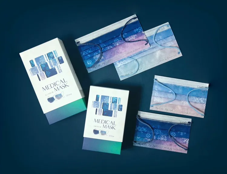 中衛「數位 元雪花」口罩禮盒，首次設計虛擬世界的像素雪花圖案。中衛提供