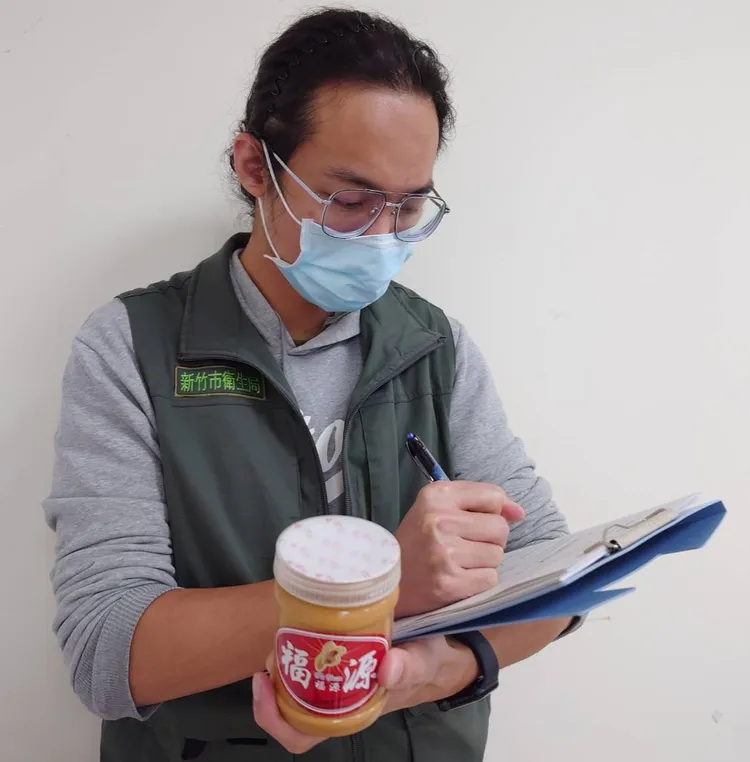 衛生局抽驗花生醬。竹市府提供