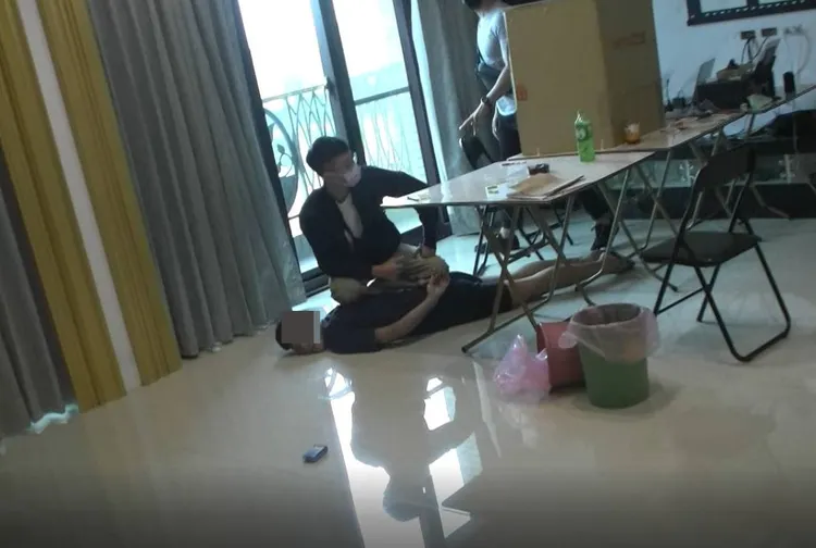 警方衝機房逮詐團成員，個個邋遢不已，於網路上的正妹、帥哥根本扯不上邊。桃園警分局提供