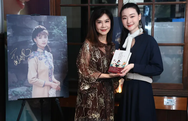 俞小凡（左）和瓊瑤孫女、新生代藝術家陳可嘉合影。彭欣偉攝