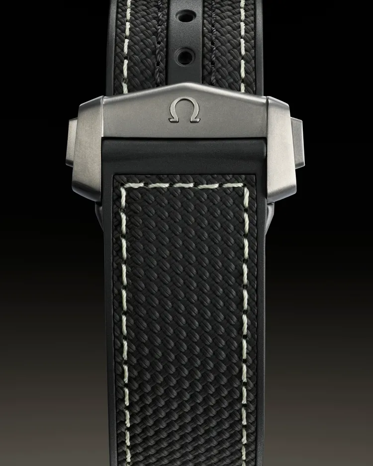 配有灰色陶瓷搭配橡膠錶帶。品牌提供