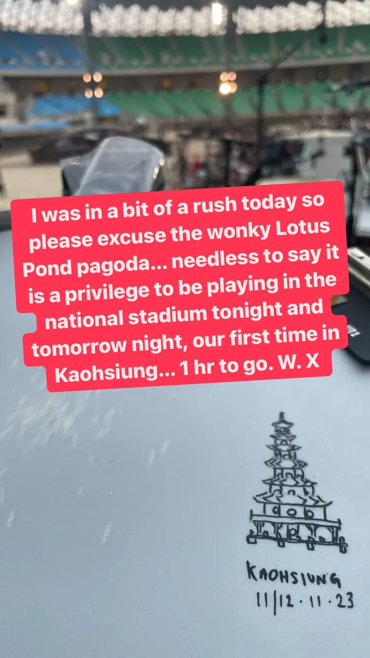 威爾查恩在鼓面畫了龍虎塔，直呼能在高雄國家體育場演出是榮幸。翻攝Coldplay IG