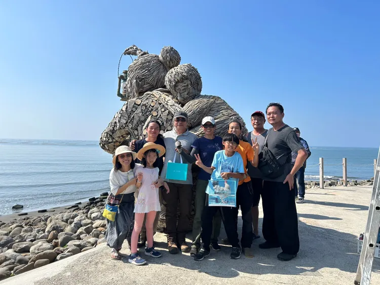 「吾海吾江」（台江阿嬤）受到矚目，遊客絡繹不絕。文化局提供