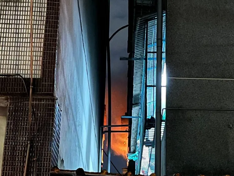 現場火光。桃園市消防局提供