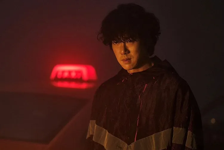 柳演錫燙了捲髮，變身殺人不眨眼的醫生。翻攝TVING