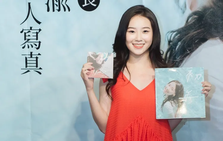 最美里長陳紫渝出寫真書。時報出版提供
