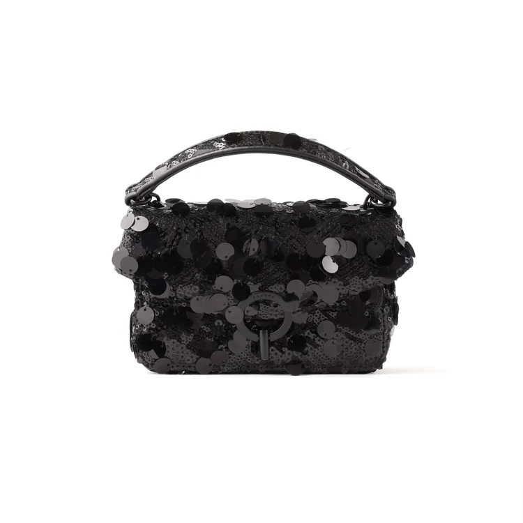 黑色迷你YZA亮片肩背包，1萬390元。品牌提供