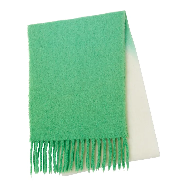 綠色漸變圍巾，7490元。品牌提供