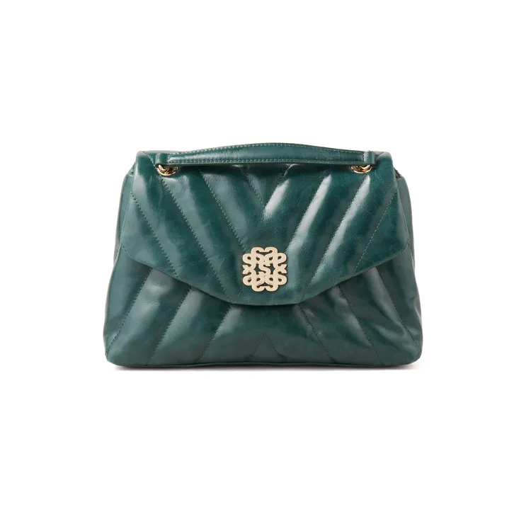 墨綠色绗縫單肩包，1萬6790元。品牌提供