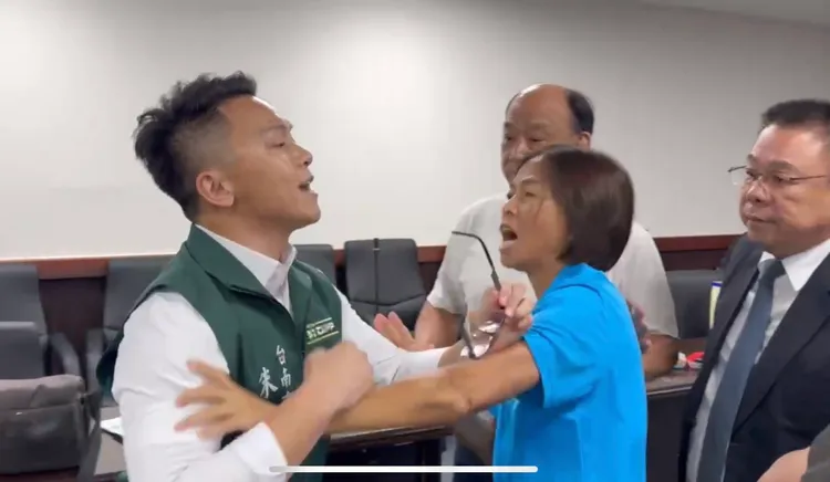 雙方氣氛劍拔弩張，發生互嗆、推擠。國民黨團提供