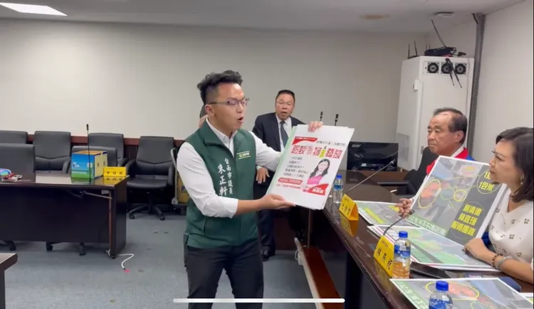 朱正軒前往「突襲」，反控藍議員林燕祝才是賄選。國民黨提供