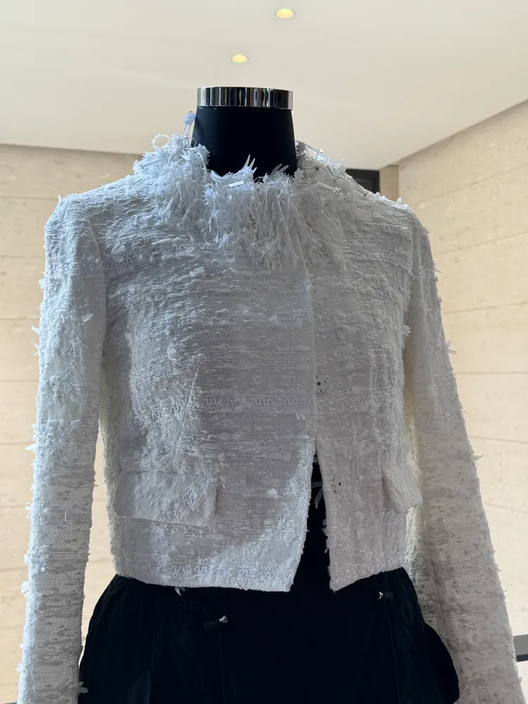 服裝脖子上的飾圈，充滿了海洋元素。張家玲攝