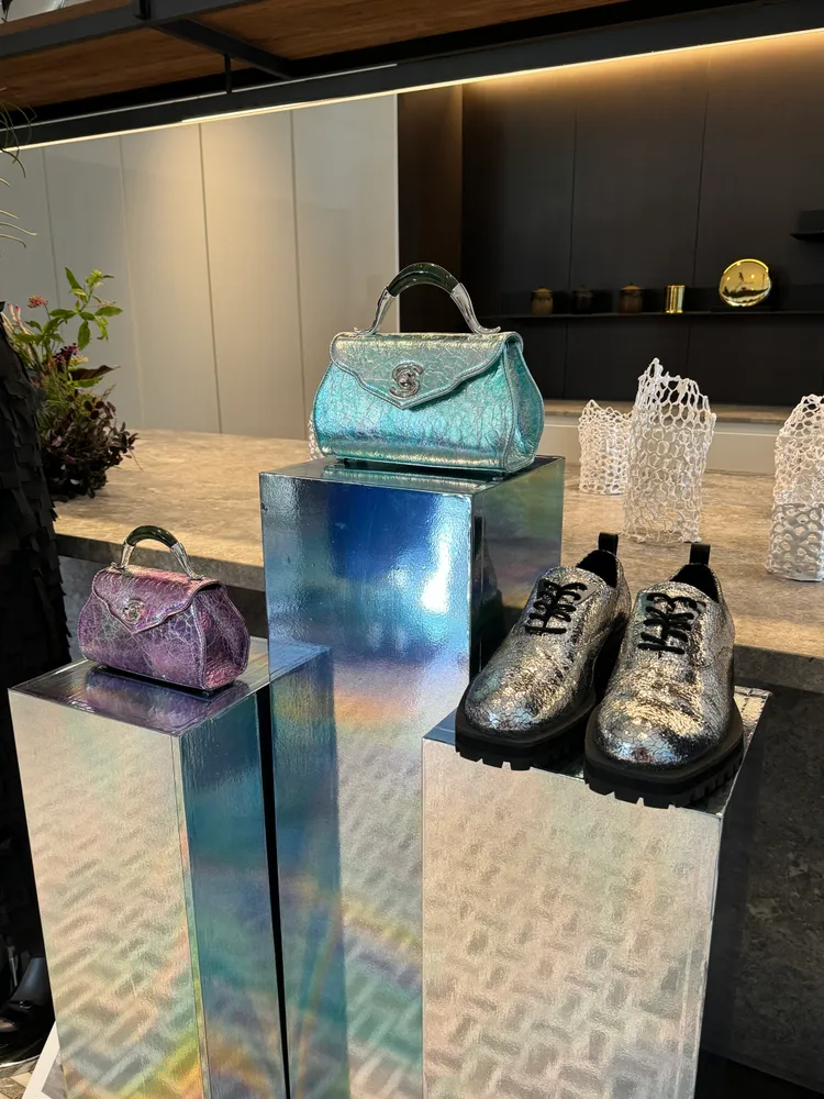 夏姿招牌的玉鐲提把包，也以如貝殼光澤般的材質靈動呼應主題。張家玲攝